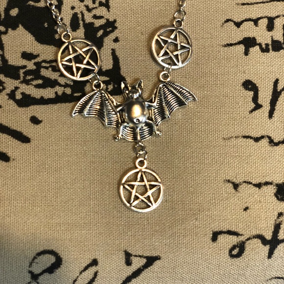 Fun bat goth necklace pentagram silvery finish - Picture 4 of 8